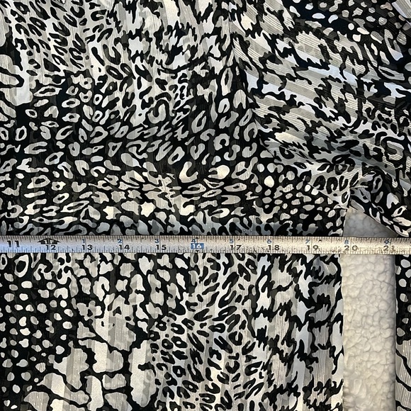 Yves St. Clair Button Down Blouse Black & White Animal Print | Size 8 - Picture 5 of 9